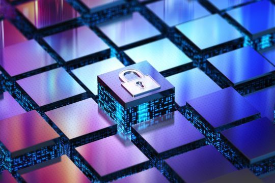 Eine abstrakte Darstellung eines digitalen Netzwerks mit blauen und violetten Kacheln, die wie ein Raster angeordnet sind. Im Zentrum befindet sich eine Kachel mit einem silbernen Vorhängeschloss, das Datensicherheit symbolisiert. Das Bild repräsentiert die "NIS2-Richtlinie", welche die Sicherheit von Netz- und Informationssystemen innerhalb der Europäischen Union stärken soll.