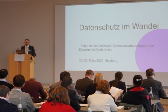 Vortrag beim Treffen der betrieblichen Datenschutzbeauftragten der deutschen Diözesen im Katholisch-Sozialen Institut in Siegburg am 26.–27. März 2025; Präsentation mit dem Titel „Datenschutz im Wandel“, Redner steht am Pult vor Publikum.