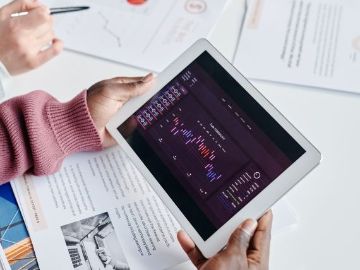 Person mit Tablet in der Hand