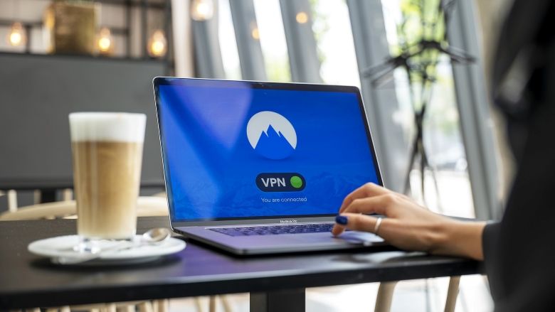 Von außen sollten Sie nur mit einer ausreichend gesicherten VPN-Verbindung auf Ihre Smart Home Systeme zugreifen.