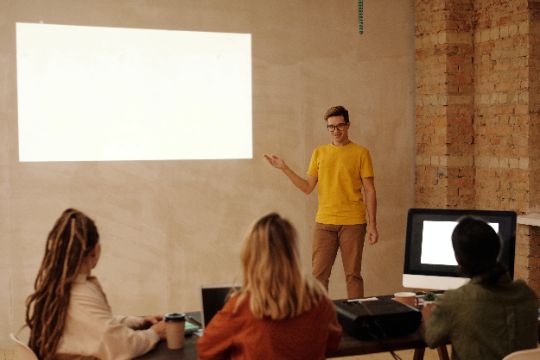 Präsenzseminare bringen viele Vorteile in der Mitarbeitendensensibilisierung mit sich.