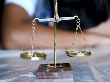 Waage mit Waagschalen