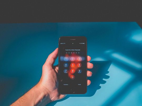Hand hält gesperrtes Smartphone
