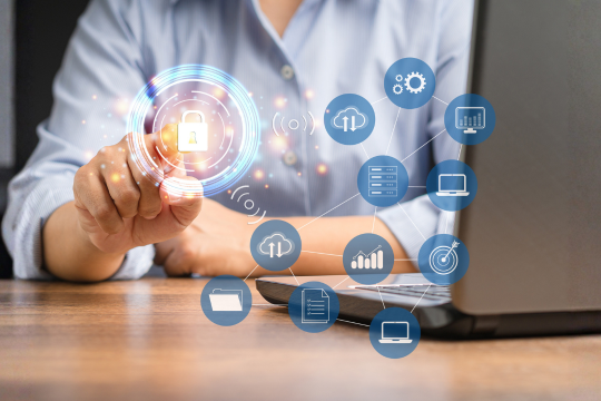 Hand tippt auf digitales Sicherheitssymbol mit Cloud- und Datennetzwerk-Icons – Darstellung des Data Act und Datenschutz in vernetzten Systemen.