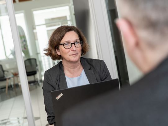 Mitarbeiterin des SVBM sitzt vor einem Laptop