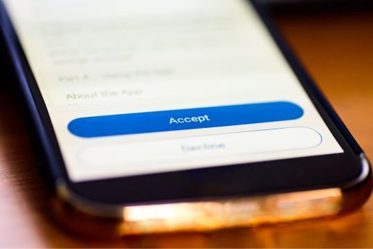 Handy mit einem Accept-Button