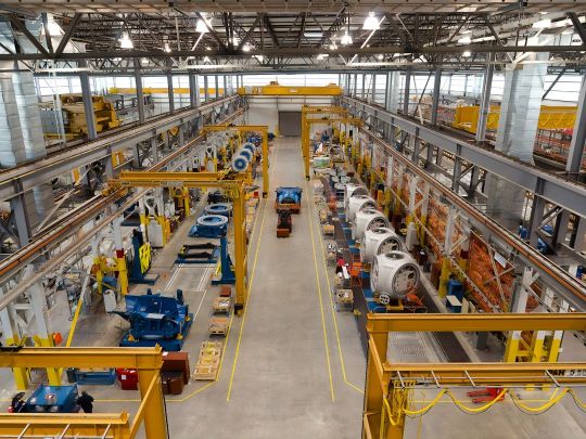 Werkshalle mit verschiedenen Produktionsplätzen
