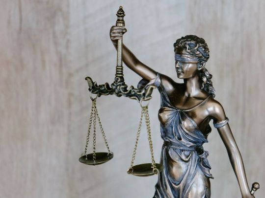 Justitia vor neutralem Hintergrund