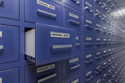 VVT in einem blauen Aktenschrank, auf dem Personal Data steht