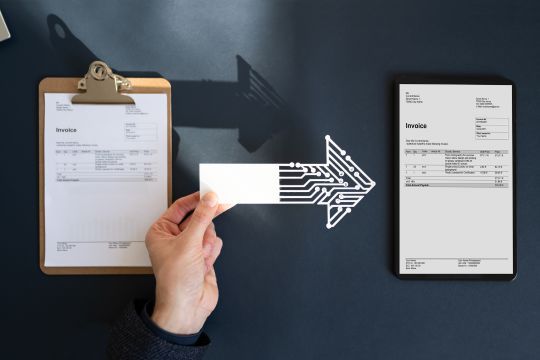 Symbolbild zur Digitalisierung von Rechnungen: Eine Hand hält eine digitale Pfeilgrafik zwischen einem Klemmbrett mit Papierrechnung (links) und einem Tablet mit elektronischer Rechnung (rechts), Darstellung des Übergangs von analoger zu digitaler Rechnungsverarbeitung.
