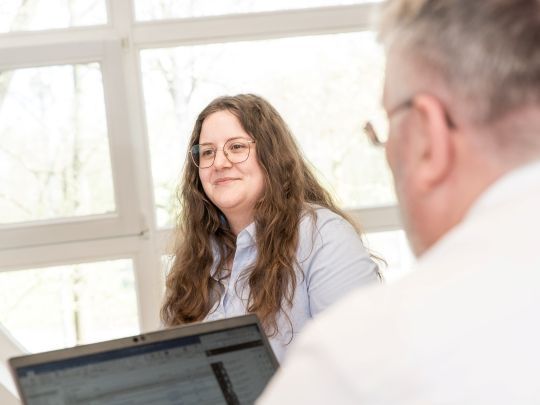 Mitarbeiterin des SVBM sitzt vor einem Laptop