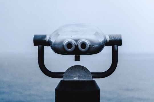 Montiertes Fernglas, das auf das Meer gerichtet ist