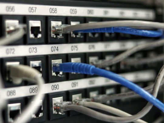 Server mit grauen und blauen Kabeln
