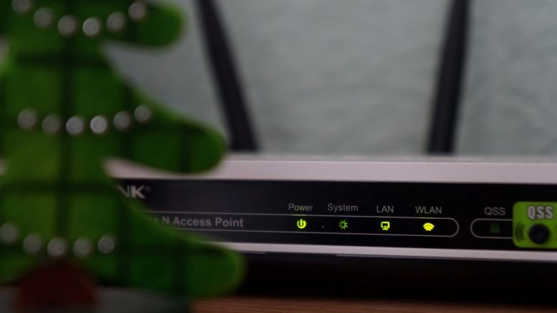 Blinkender Router, über den separate Netzwerke für Smart Home Geräte eingerichtet werden können